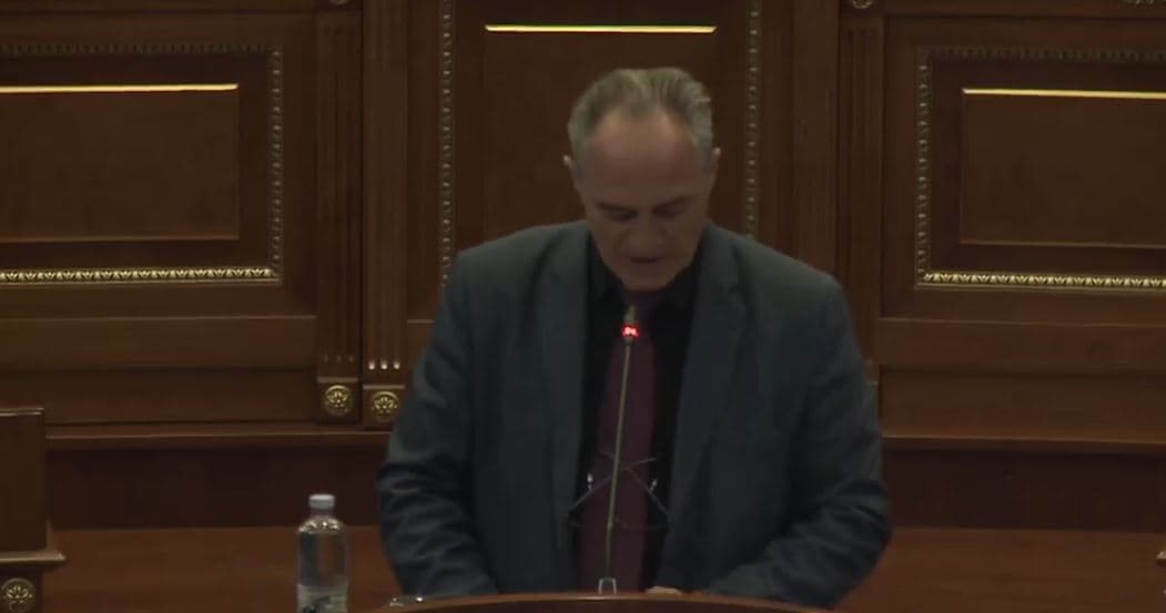 Nait Hasani paraqet propozimin e rezolutës për mbrojtjen e të vërtetës historike të Luftës në Kosovë