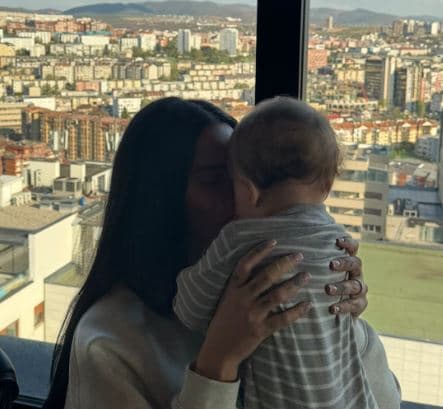 Dafina Zeqiri s’i ndal fotot e ëmbla me djalin: E paplanifikuar dhe perfekte!