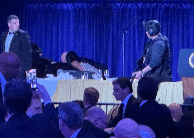 I dyshuari kishte armë dhe disa thika, ishte mysafir i hotelit