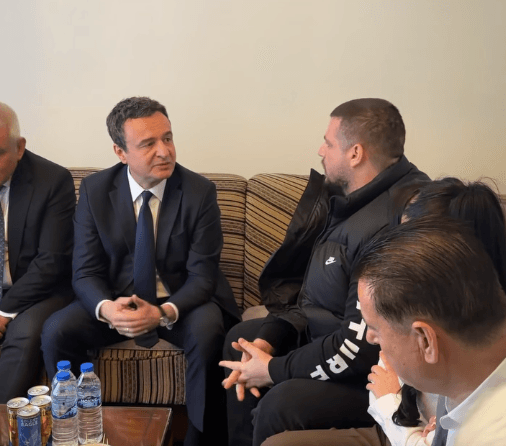 Kryeministri viziton familjen e Selver Haradinajt, kujton sulmin tragjik (VIDEO)