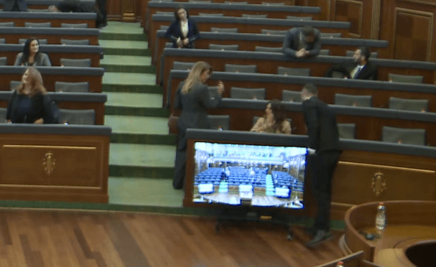 E ofendoi rëndë: Fatos Geci tenton t’i flasë Vlora Çitakut, ajo e injoron (VIDEO)