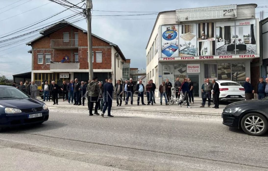 Qytetarët e Klinës ngrihen në protestë për vonesat në rrugën hyrëse (VIDEO)