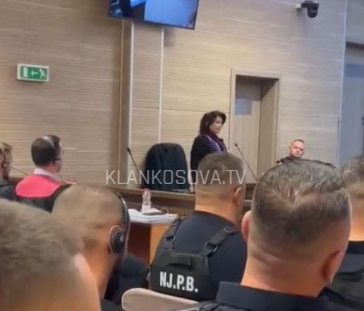 “Hajni futi dorën dhe i bëri mamit bam” – prokurorja sjell detaje nga rrëfimi i fëmijëve (VIDEO)