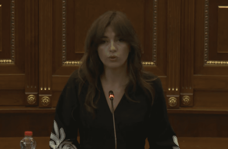 “Kuvendi s’është arenë sulmesh”, Haxhiu kundër gjuhës seksiste dhe përçarëse