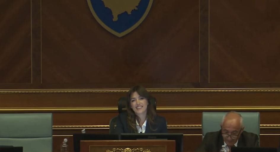 Haxhiu 'ironizon': Veç edhe presidenti na ka mbetë, edhe krejt në vijë