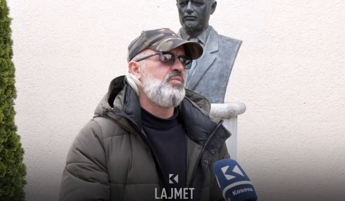Ngjarja e pazakonshme: Gjuhëtari ligjëron mbrojtjen nga thika (VIDEO)