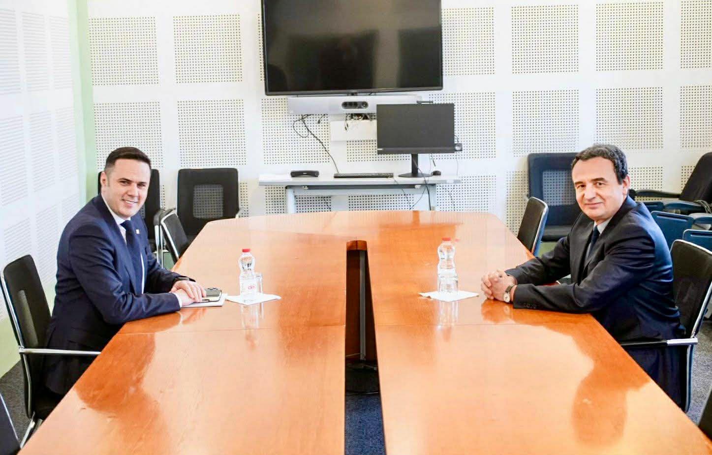 Sy më sy, Kurti dhe Abdixhiku nisin takimin për Presidentin