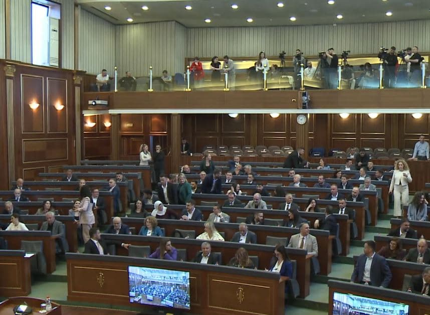 Seanca e jashtëzakonshme: Mocionet dështojnë, veç energjia “kalon” te deputetët