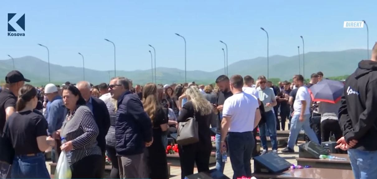 Kompleksi Memorial në Mejë mbushet me familjarë, e akuzojnë shtetin se i kanë harruar (VIDEO)