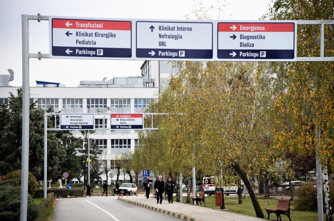 Borxhi ndaj mjekëve dhe infermierëve rritet, dy muaj pa pagesa për kujdestari në QKUK