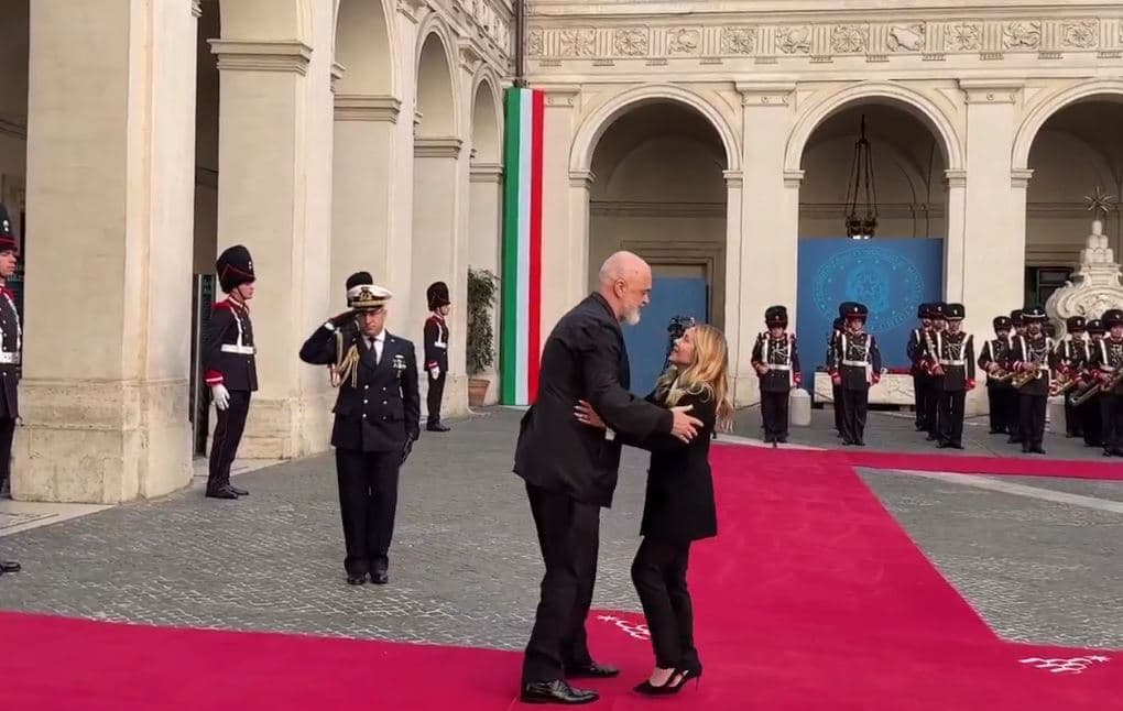 Rama për vizitë në Itali, pritet me ceremoni zyrtare nga Meloni (VIDEO)
