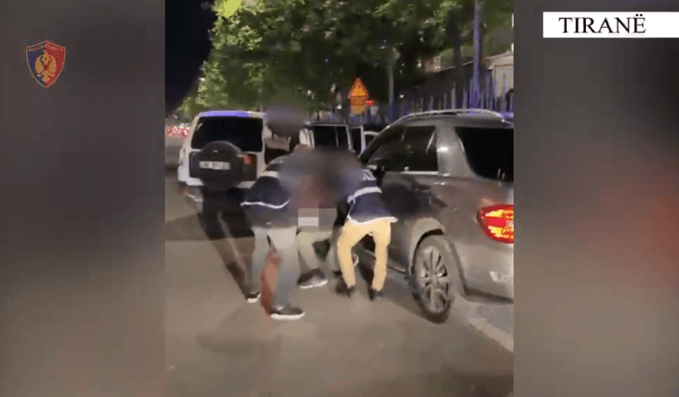 I presin rrugën dhe zbresin me vrap nga makina, policia e Tiranës arreston 39-vjeçarin e armatosur