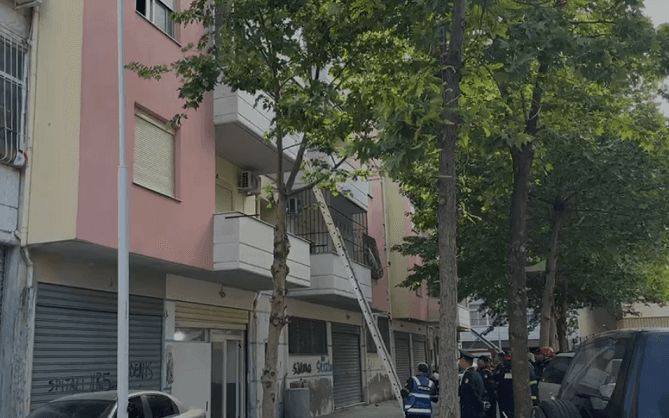 Shpëtohet e moshuara në Vlorë, tentoi të hidhej nga ballkoni i banesës