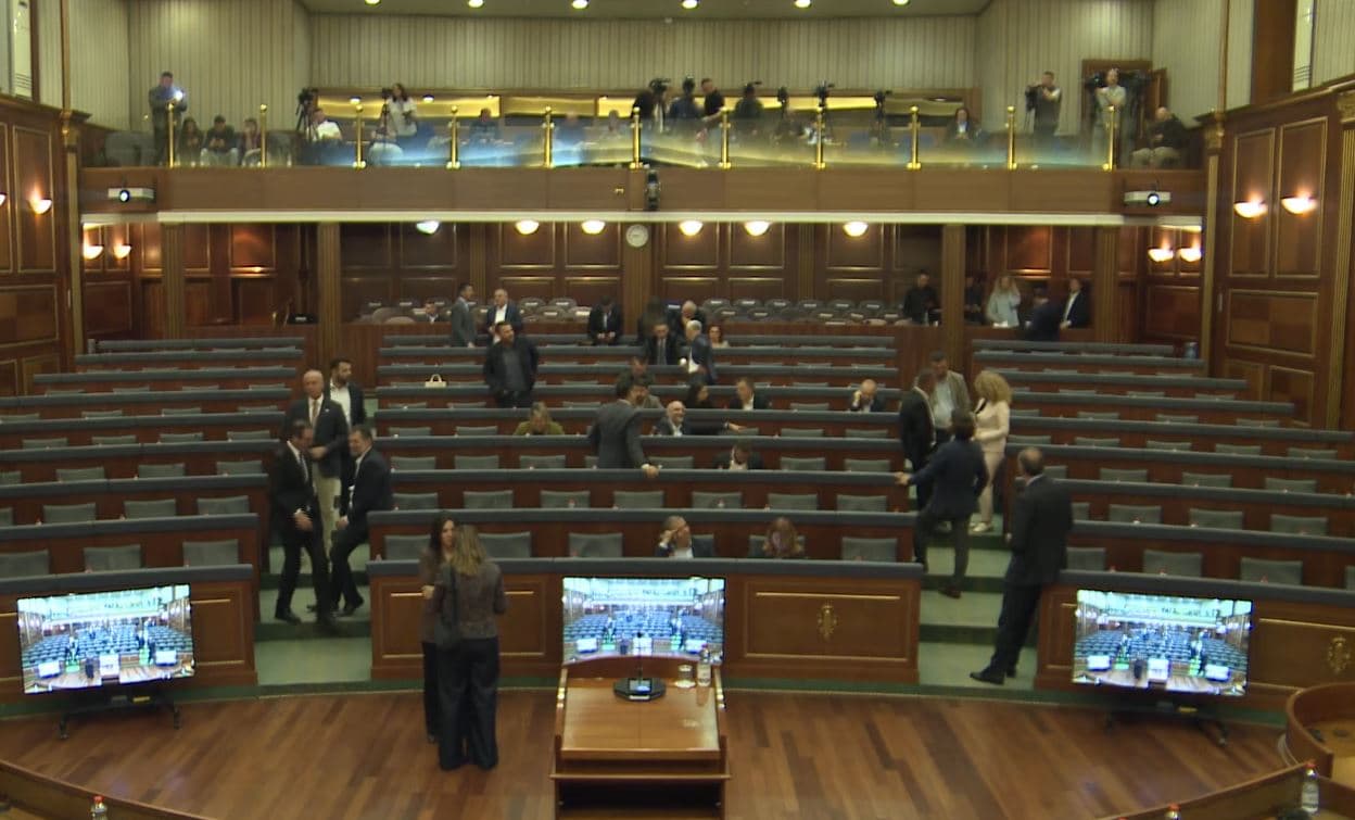 Nis seanca për presidentin, sërish pa opozitën