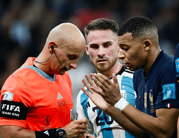 FIFA drejt ndryshimit të madh: Kartonët e verdhë pritet të fshihen pas fazës së grupeve
