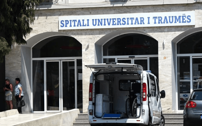 E rëndë: Vdes katërvjeçari në Tiranë, u godit aksidentalisht nga motra teksa luanin