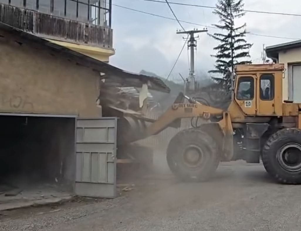“Trepça” nis aksionin për lirimin e pronave në Mitrovicë të Veriut, rrënohen objekte pa leje (VIDEO)