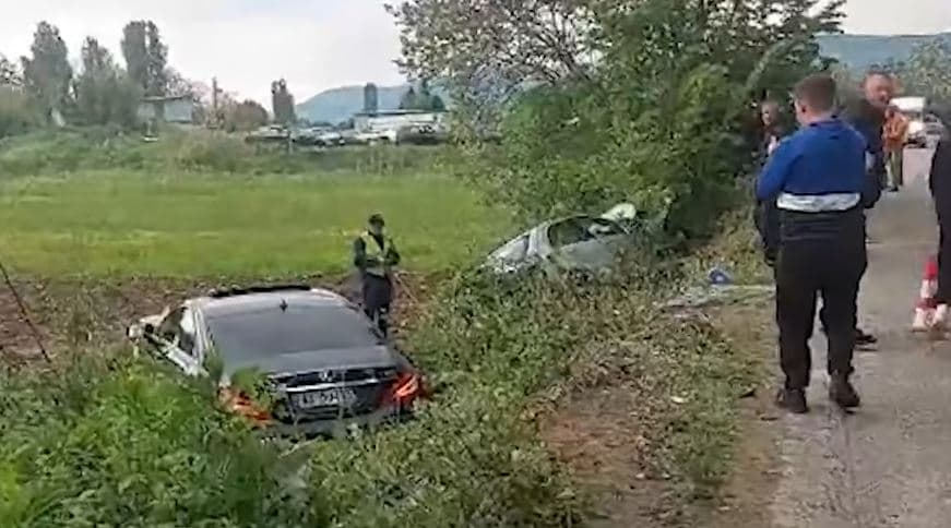 Përplasen dy vetura, vdes njëri nga shoferët në Thumanë (VIDEO)
