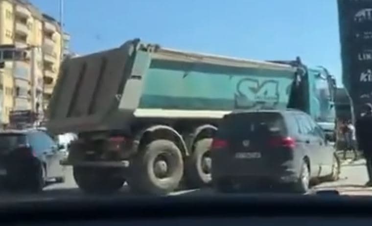 Aksident trafiku mes një kamioni e veture në Fushë Kosovë