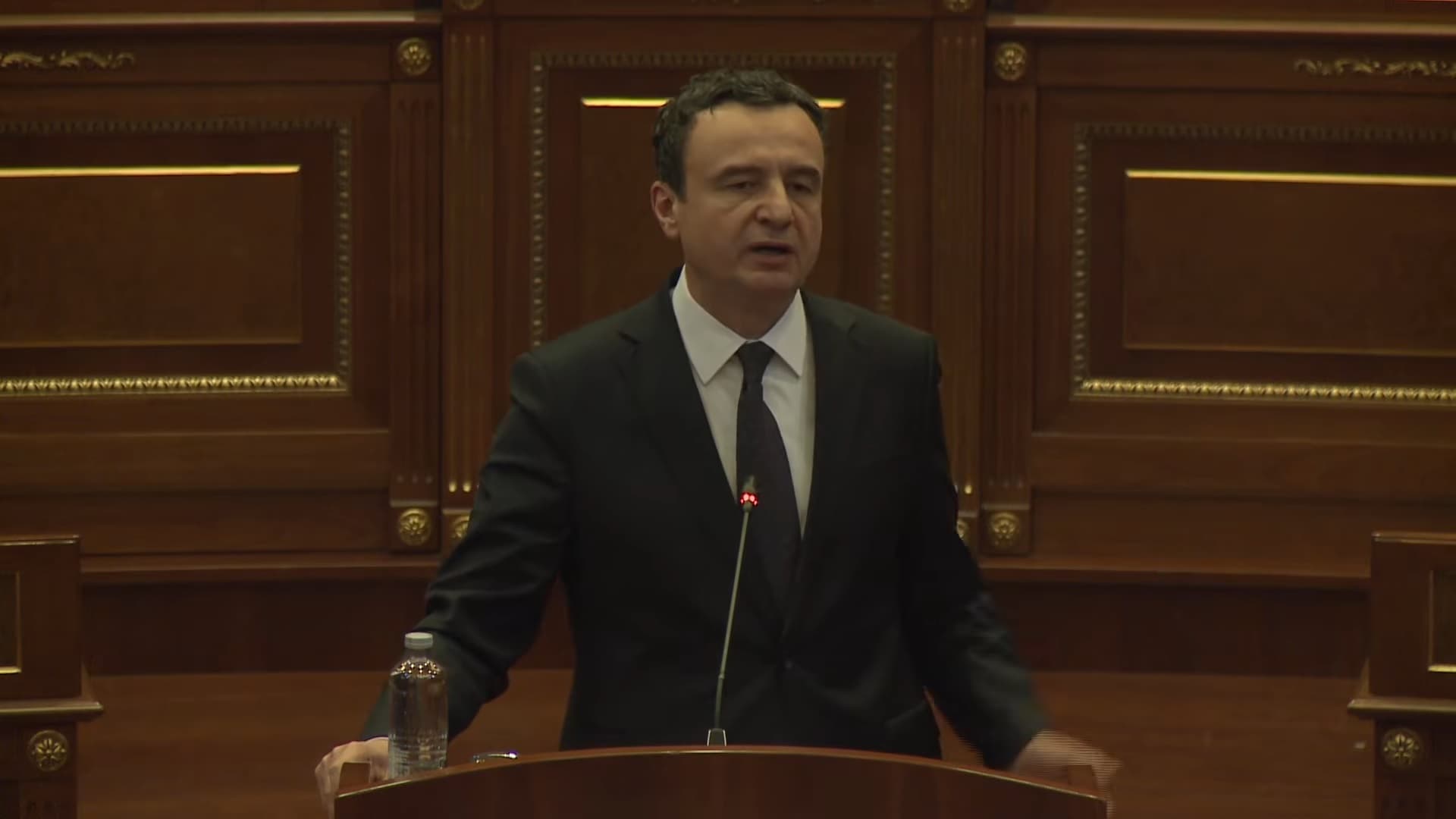 Kurti tenton të sulmojë mediat me “raportimet për financime me thasë parash”