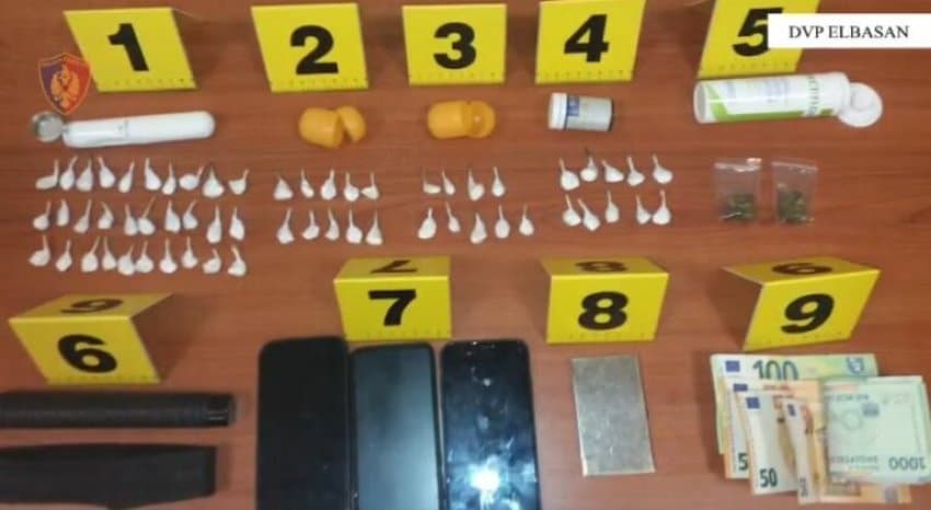 Arrestohen dy persona në Elbasan, dyshohen për trafikim të kokainës dhe kanabisit