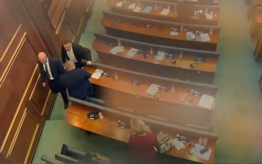 Deputetët serbë lëshojnë sallën pas vendimit për sulmin terrorist në Banjskë (VIDEO)