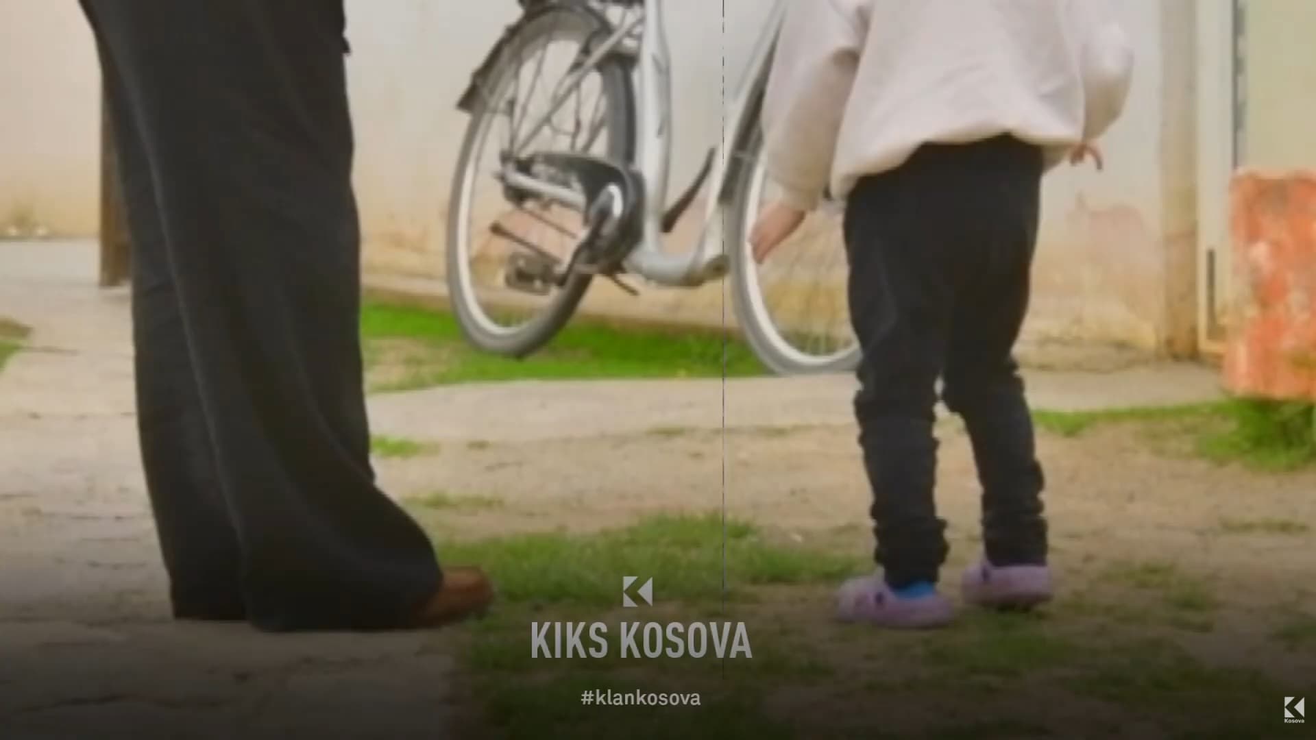 Nëna i mbyll në banesë çikat 4-muajshe dhe 5-vjeçe, arsyetohet se shkoi “te t’vet” (VIDEO)