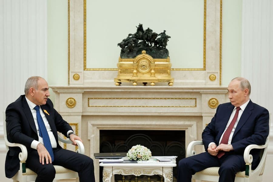 Kryeministri i Armenisë vendos Putinin në siklet, fillon t’i jep leksione si të veproj