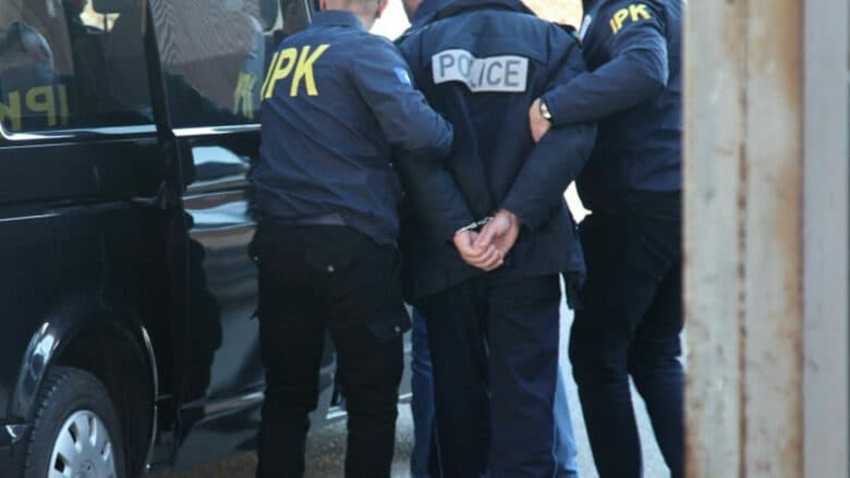 Dyshohet se ngacmoi një grua, IPK arreston zyrtarin policor