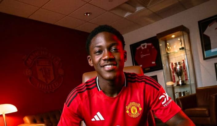 Mainoo vazhdon kontratën me Man United