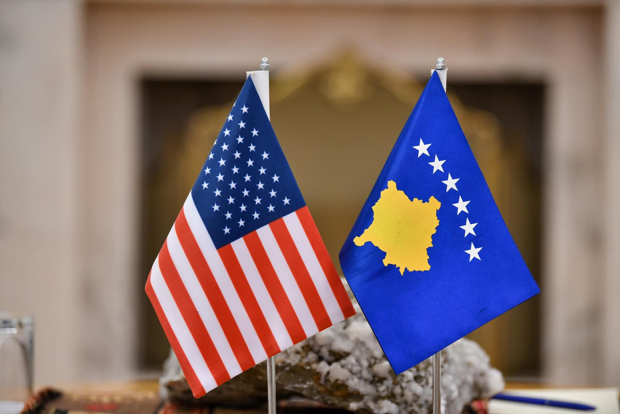 Ambasada e SHBA-së kujton 18-vjetorin e ndryshimit të misionit të saj diplomatik në Kosovë