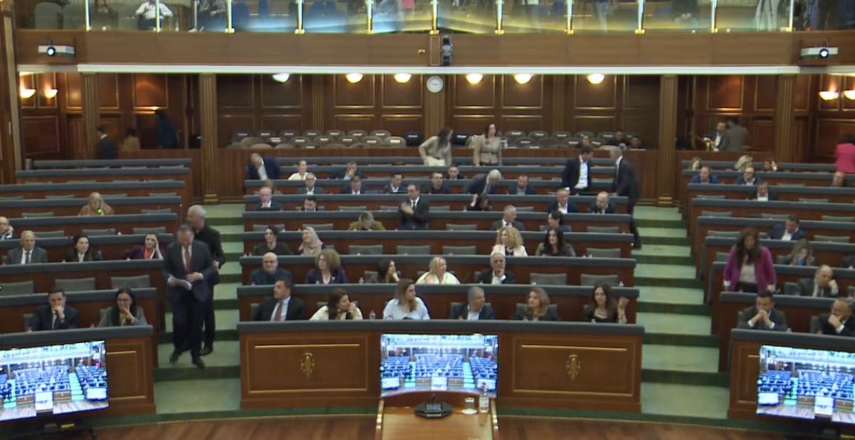 “Përplasje" në Kuvend rreth seancës për presidentin, opozita e Haxhiu shkëmbejnë akuza