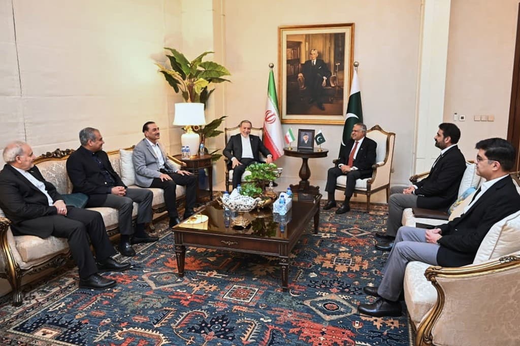 Ministri i Jashtëm i Iranit takohet me zyrtarë pakistanezë