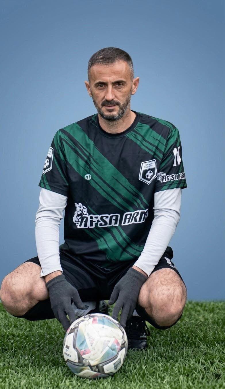 U rrëzua në fushë dhe nuk u ngrit më, legjenda e futbollit kosovar ndahet nga jeta në mënyrë tragjike