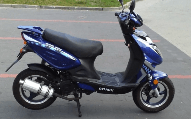 Vidhet një motoçikletë në Fushë Kosovë