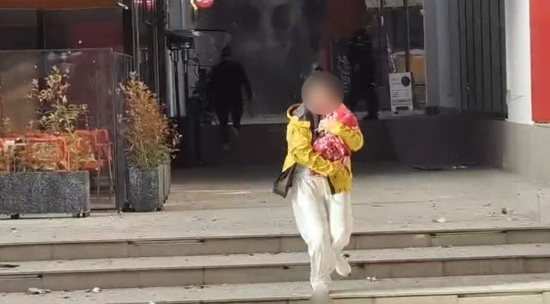 Zjarri përballë spitalit në Tiranë, nëna largohet me foshnjën në duar (FOTO)