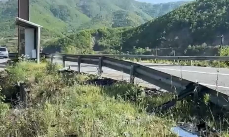 Pamje nga vendi ku ndodhi aksidenti fatal në Rrugën e Kombit (VIDEO)