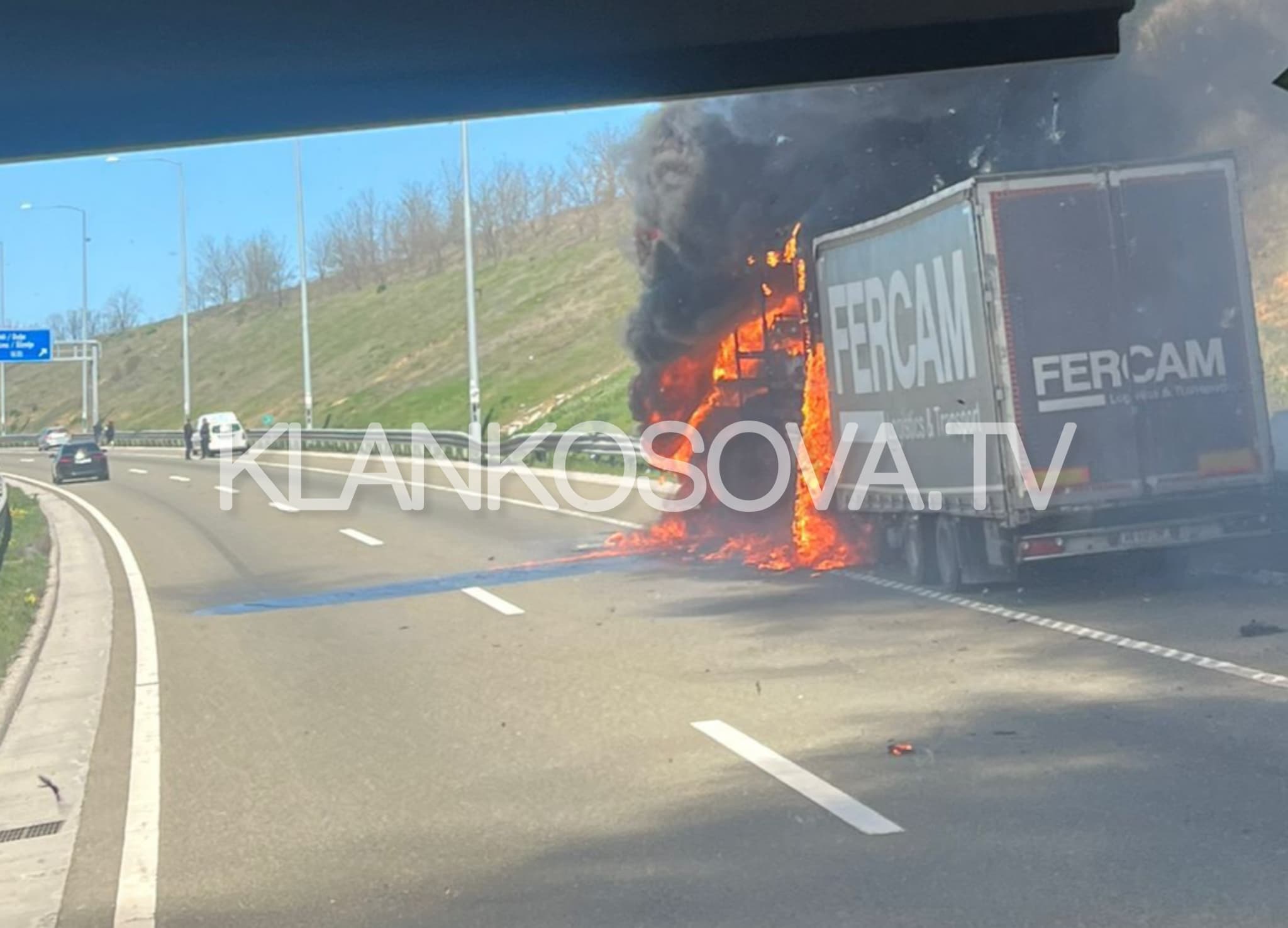 Momenti kur kamioni u përfshi nga zjarri, akoma kishte lëvizje të automjeteve