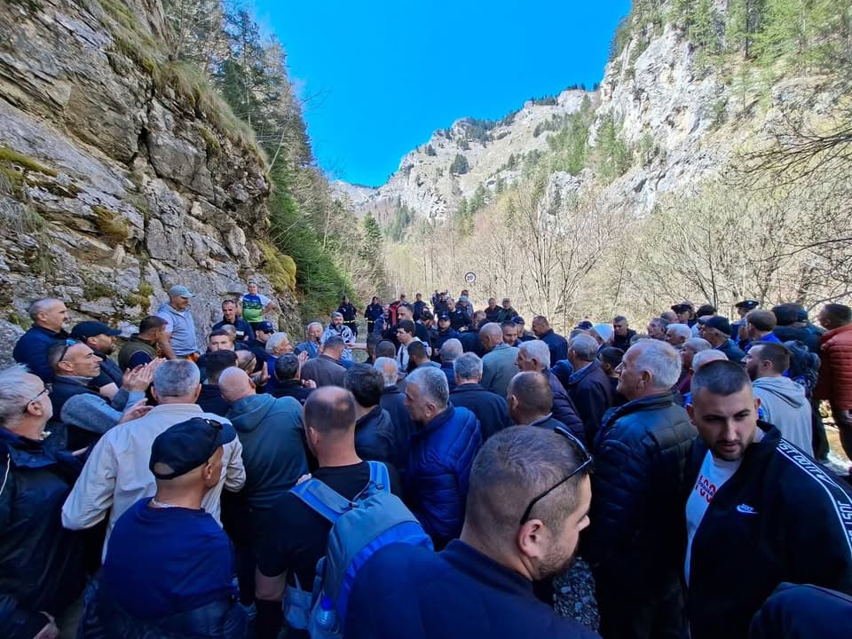 “Mjaft me izolim!” - Protestohet në Çakorr për hapjen e kufirit me Malin e Zi