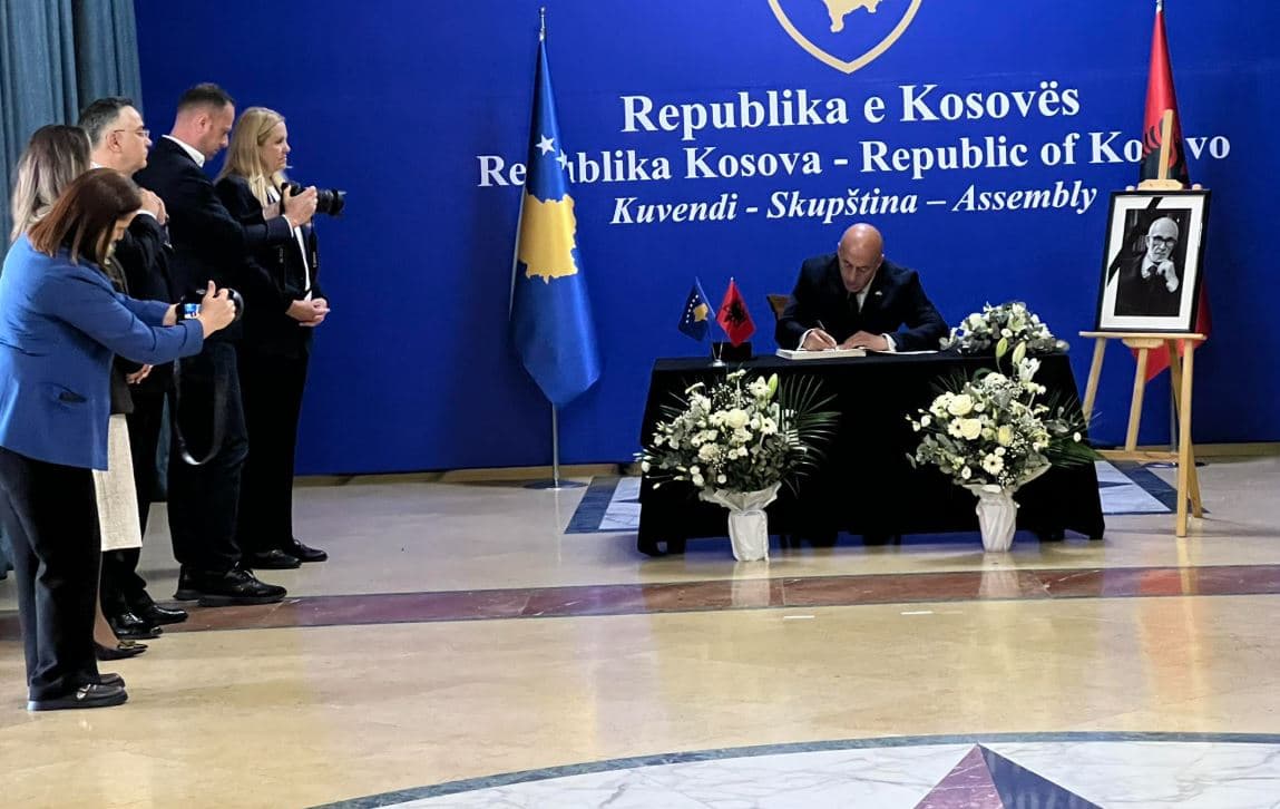 Haradinaj bën homazhe në nderim të akademik Rexhep Qosja