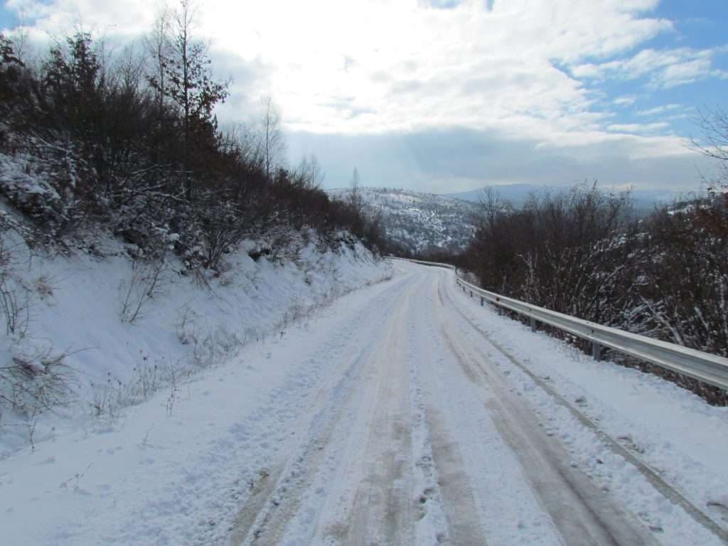 Të reshura të borës, rruga Pejë-Kullë-Rozhajë e pakalueshme për disa automjete