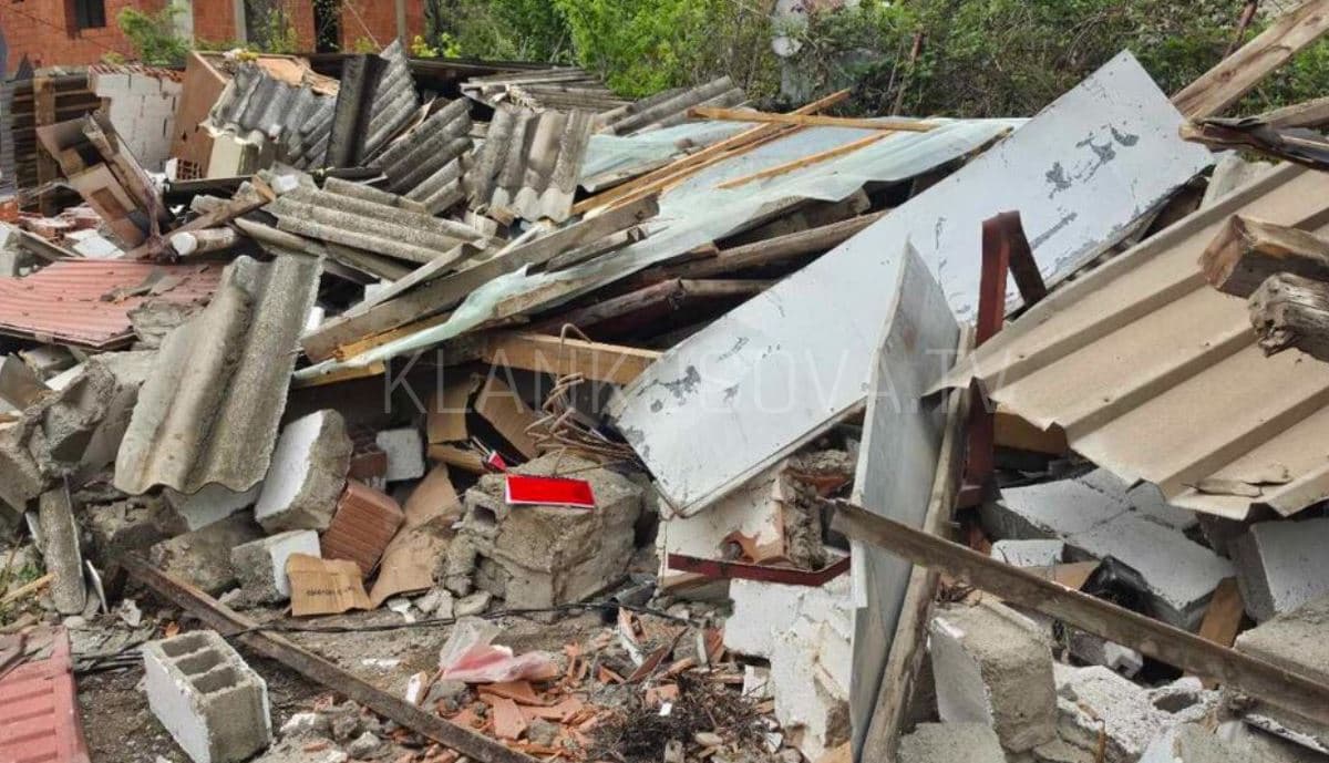 “Çlirohet” Trepça, rrënon objektet pa leje (VIDEO)