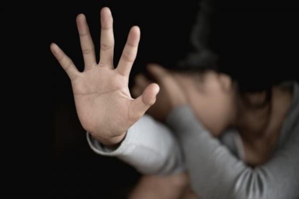 Mësuesja rrëfen dëshminë e nxënëses që u sulmua seksualisht në Vushtrri: Më ka lëpirë… (VIDEO)
