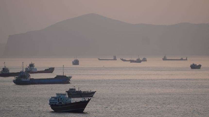 Kina bën thirrje që Hormuzi të rihapet "sa më shpejt"