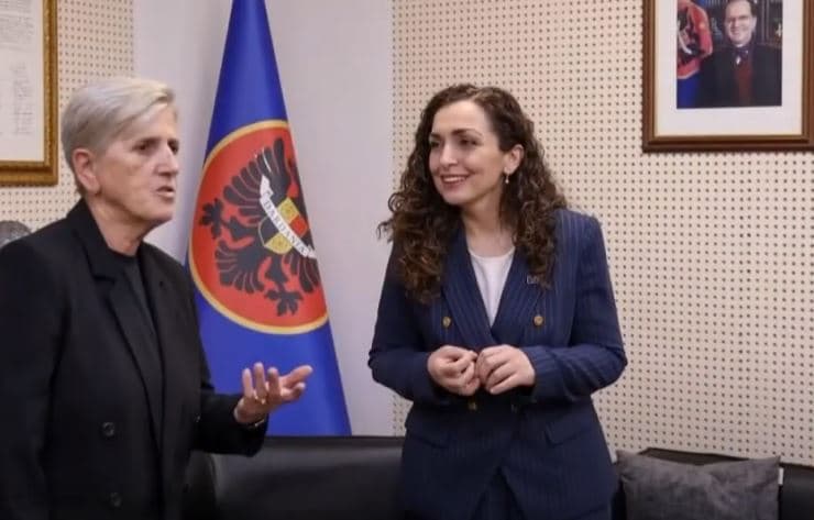 Aderimi i aktivistes: Fahrije Hoti bëhet me Vjosa Osmanin (VIDEO)