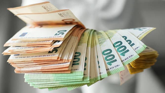 Dyshohet për para të falsifikuara, banka dorëzon qindra euro në policinë e Prizrenit