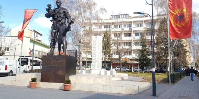 Dita e Dëshmorëve bën bashkë Komunën e Pejës me OVL UÇK-në (VIDEO)