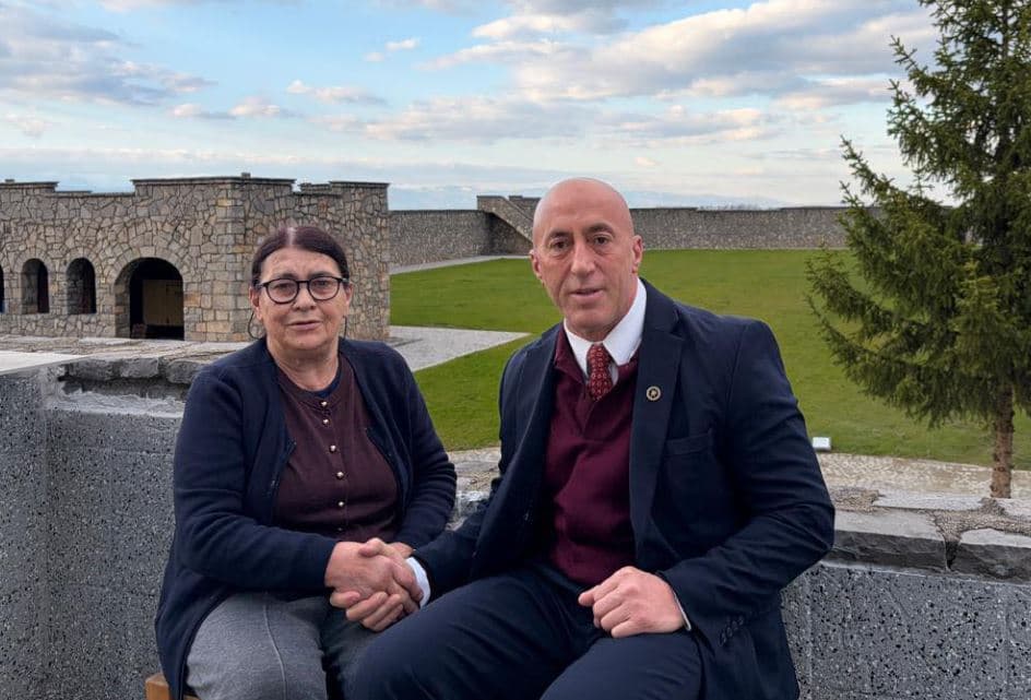 Haradinaj ia uron ditëlindjen nënës së tij: Të paçim me shëndet e jetë të gjatë!
