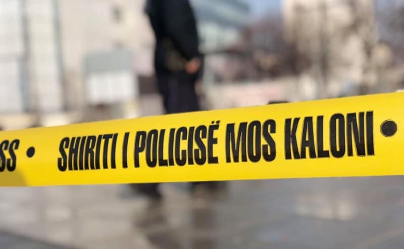 Një burrë e gjen të vdekur një grua në Fushë Kosovë, nisin hetimet