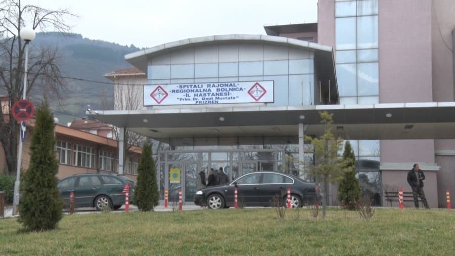 Personi që vdiq pas një viti në komë ishte goditur me grusht, i dyshuari ende në arrati